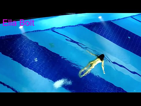 ❤️ Nu mă pot opri din privit, tânără blondă surprinsă înotând goală în piscina stațiunii ELLA BOLT at ro.hentaiteca.ru